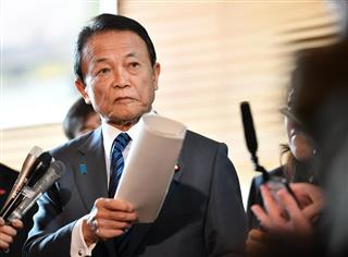 閣議を終え記者団の質問に答える麻生太郎副総理兼財務相=13日午前、首相官邸(斎藤良雄撮影) 閣議を終え記者団の質問に答える麻生太郎副総理兼財務相=13日午前、首相官邸(斎藤良雄撮影)