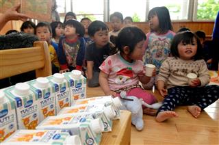 熊本地震で被災し、贈られた乳児用液体ミルクを飲む園児＝２０１６年４月、熊本県
