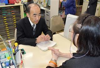 「民泊」営業の届け出について説明する東京・世田谷区役所の職員＝１５日午前