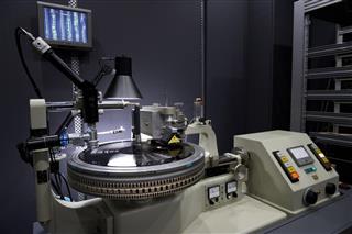 ソニー・ミュージックスタジオに導入されたカッティングマシン（ＳＭＥ提供）