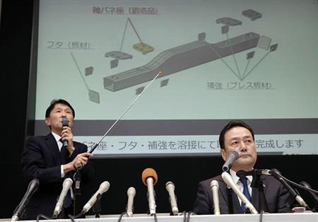 2018年2月28日、東海道新幹線の台車に亀裂が見つかった問題について説明する川崎重工の小河原誠常務取締役（左）。右は金花芳則社長。（写真＝時事通信フォト）