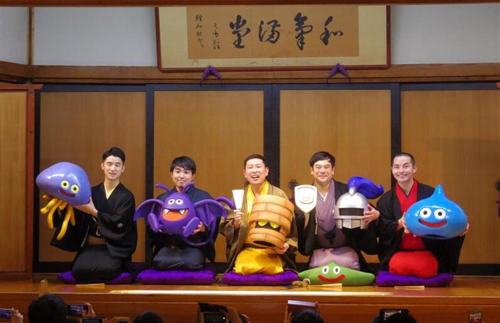 かぶり物を持ったドラクエ落語出演者