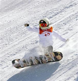 平昌五輪スノーボード女子スロープスタイル決勝で途中転倒する岩渕麗楽選手＝２月１２日
