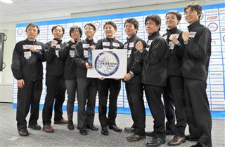 海底探査の国際競技に挑戦する決意を示す産学官の連携チーム「チームクロシオ」のメンバー=22日、東京都千代田区(臼井慎太郎撮影) 海底探査の国際競技に挑戦する決意を示す産学官の連携チーム「チームクロシオ」のメンバー=22日、東京都千代田区(臼井慎太郎撮影)