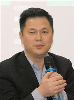 22日、中国・深センで日本市場について語る「オッポ」の黄利国氏(共同) 22日、中国・深センで日本市場について語る「オッポ」の黄利国氏(共同)