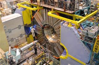 新型の加速器施設「スーパーKEKB」に設置された、粒子の軌跡などを観測する測定器=平成29年4月、茨城県つくば市(原田成樹撮影) 新型の加速器施設「スーパーKEKB」に設置された、粒子の軌跡などを観測する測定器=平成29年4月、茨城県つくば市(原田成樹撮影)