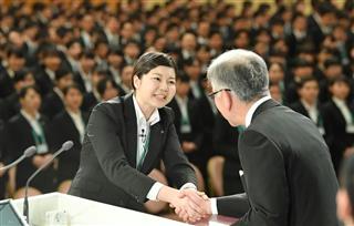 セブン&アイ・ホールディングスの入社式で、新入社員代表として決意を述べた原田広夏さんと井阪隆一代表取締役社長(右)=22日、東京都港区 セブン&アイ・ホールディングスの入社式で、新入社員代表として決意を述べた原田広夏さんと井阪隆一代表取締役社長(右)=22日、東京都港区