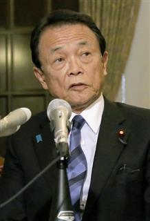 記者の質問に答える麻生財務相＝２３日午前、国会
