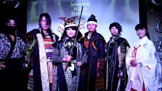 公演後に甲冑や着物の試着体験ができる。写真中央で刀を構える筆者