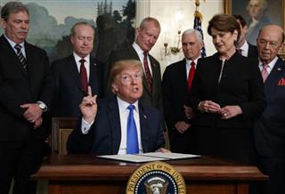 米首都ワシントンで、中国製品への制裁措置を指示する大統領令に署名する際に話すトランプ米大統領＝２２日（ＡＰ）