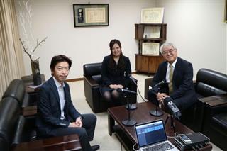 第一勧業信用組合のインターネットラジオ番組で事業や展望について語ったKIYOラーニングの綾部貴淑社長(左)。右はパーソナリティーを務めた新田信行第一勧信理事長=2017年12月、東京・四谷の第一勧信本店 第一勧業信用組合のインターネットラジオ番組で事業や展望について語ったKIYOラーニングの綾部貴淑社長(左)。右はパーソナリティーを務めた新田信行第一勧信理事長=2017年12月、東京・四谷の第一勧信本店