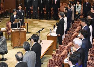 参院予算委での証人喚問で宣誓する佐川宣寿前国税庁長官＝２７日午前９時３６分