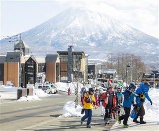 ニセコ観光圏は訪日外国人旅行者などでにぎわい商業地としての需要も高まっている=3月下旬、北海道倶知安町 ニセコ観光圏は訪日外国人旅行者などでにぎわい商業地としての需要も高まっている=3月下旬、北海道倶知安町