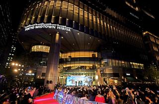 「東京ミッドタウン日比谷」の開業に先立ち記念の映画イベントが行われた＝２６日、東京都千代田区