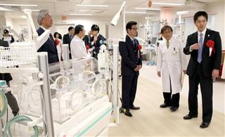 院内の新生児集中治療管理室を視察する松井一郎知事と吉村洋文大阪市長＝２９日、大阪市住吉区