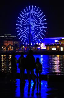 世界自閉症啓発デーで青色にライトアップされた神戸モザイクの観覧車＝平成２５年４月２日、神戸市中央区