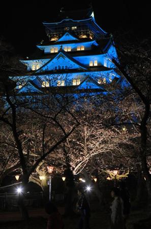 世界自閉症啓発デーで青色にライトアップされた大阪城=平成29年4月2日、大阪市中央区