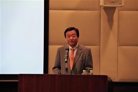 シンポジウムであいさつする高松市の大西秀人市長