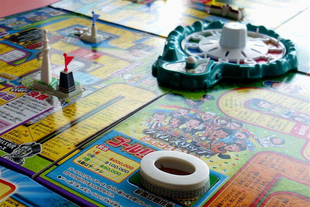 ハウステンボスや東京スカイツリー、新国立競技場などが建つ「人生ゲームタイムスリップ」