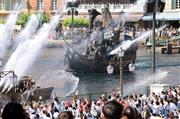 東京ディズニーシーで開催した夏の特別ショー「パイレーツ・サマーバトル　ゲット・ウェット！」。水の大砲を撃ち合う海賊同士の大海戦でゲストもびしょ濡れに＝２０１７年７月１０日、東京ディズニーシー（江田隆一撮影）