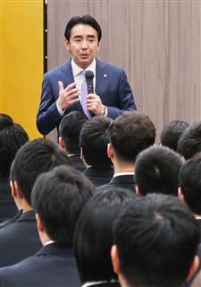 入社式で新入社員に話すローソンの竹増貞信社長＝２日、東京都江東区