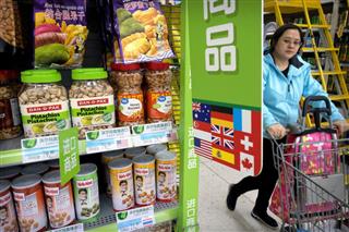 米国からのナッツ類などが並ぶ北京市のスーパー。中国の報復措置により米中貿易戦争が過熱する恐れがある（ＡＰ）