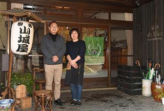 「旅館山城屋」代表の二宮謙児さん(左)と妻の博美さん=平成29年11月、大分県由布市 「旅館山城屋」代表の二宮謙児さん(左)と妻の博美さん=平成29年11月、大分県由布市