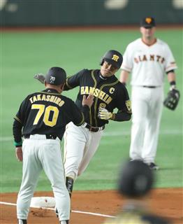 巨人対阪神の開幕戦で先制ソロ本塁打を放った阪神・福留孝介（中央）＝３月３０日、東京ドーム