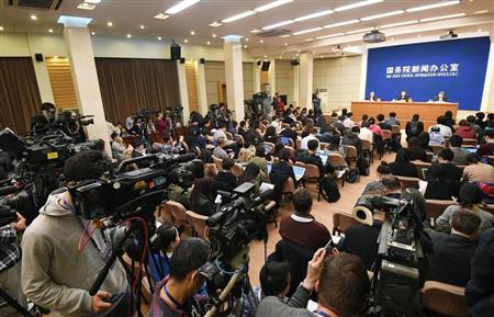 北京で開かれた、米国との貿易摩擦に関する中国財政次官らの記者会見＝４日（共同）