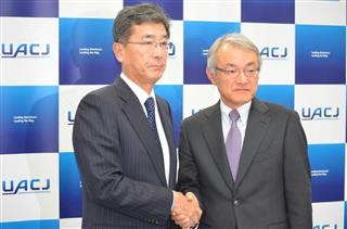 大株主の反対を受け、ＵＡＣＪは副会長就任が内定していた岡田満社長（左）らの退任を含め検討に入った。石原美幸取締役常務執行役員（右）の社長昇格は維持される見込みだ＝２月２７日、東京都千代田区