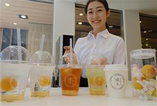 店舗では梅や砂糖を選んで好みの梅酒、梅シロップを作ることができる。体験キットやドリンクも販売＝京都市中京区