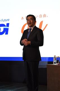 社長就任会見に臨むＫＤＤＩの高橋誠社長＝５日、東京都港区