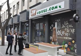 ベンチャー起業家らが集まるコーヒー店などが立ち並ぶ中関村創業ストリート＝３月１６日（三塚聖平撮影）