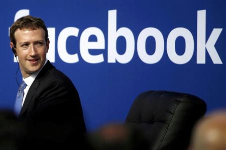 ２０１５年９月、米カリフォルニア州メンローパークのフェイスブック本社での会合に臨むザッカーバーグ氏（ロイター）