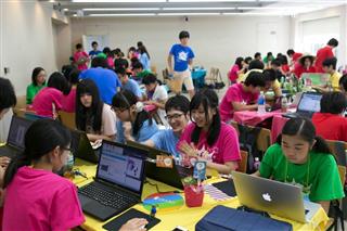 主力事業である中高生を対象としたプログラミングを学ぶキャンプ。ディズニーの世界を楽しめる学習教材を販売することで、オンライン事業も強化する