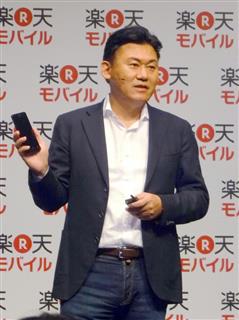 格安スマホ事業への参入を発表したときの楽天の三木谷浩史氏。19年に提供する携帯電話事業でも意欲的な戦略を描く=2014年10月 格安スマホ事業への参入を発表したときの楽天の三木谷浩史氏。19年に提供する携帯電話事業でも意欲的な戦略を描く=2014年10月