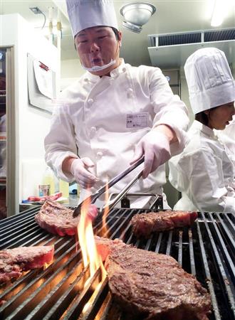 ステーキ店チェーン「いきなり！ステーキ」では、来店客の目の前で肉の塊を焼いてくれる＝大阪市