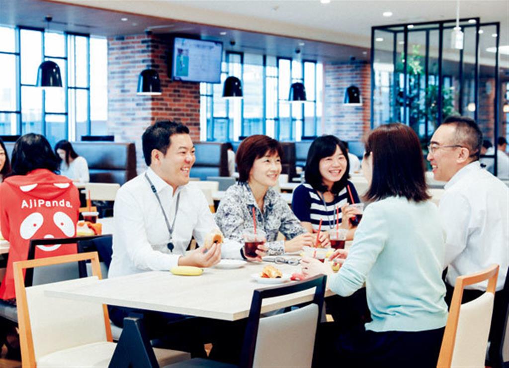 コーポレート戦略部の和田直大さん（一番左）とチームメンバー。朝7時半には、食堂のモーニングサービスでパンが無料でふるまわれ、利用者も多い
