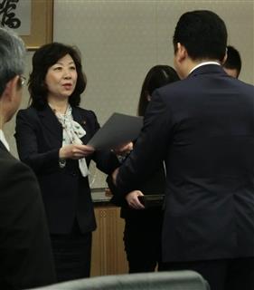 野田聖子総務相から新規の周波数割り当ての認定証を受け取る楽天の三木谷浩史会長兼社長=9日、東京都千代田区 野田聖子総務相から新規の周波数割り当ての認定証を受け取る楽天の三木谷浩史会長兼社長=9日、東京都千代田区