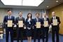 野田聖子総務相(左から３人目)から第４世代移動通信方式向け電波割り当ての認定書を交付された携帯電話会社社長ら。一番左は新規参入となる楽天の三木谷浩史会長兼社長＝９日、東京都千代田区