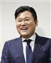 携帯電話事業参入の認定書が交付され、笑顔で取材に応じる楽天の三木谷浩史会長兼社長＝９日午後、総務省