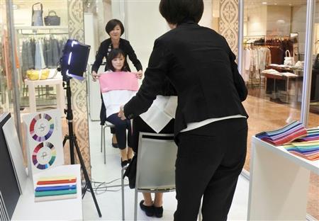スタイリストが買い物同伴 百貨店 販売員の知識活用 Sankeibiz サンケイビズ