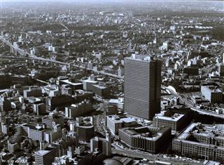 昭和４０年代の東京・霞が関周辺。霞が関ビルディングは日本初の超高層ビルとして突出した高さを誇った（三井不動産提供）