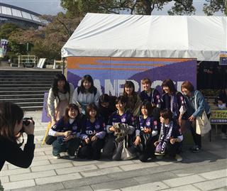 友人と応援に来て、レンタルしたユニホームで、楽しそうに記念撮影をするサポーター（広島市安佐南区）