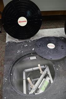 NTTドコモが開発したマンホール型基地局の試作機のイメージ=11日、東京都千代田区 NTTドコモが開発したマンホール型基地局の試作機のイメージ=11日、東京都千代田区