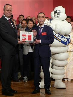 ミシュランの三つ星を今回唯一獲得した「なかしま」店主の中島徹夫さん(中央)=広島市南区 ミシュランの三つ星を今回唯一獲得した「なかしま」店主の中島徹夫さん(中央)=広島市南区