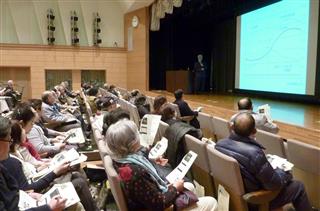 人生の締めくくりをテーマにしたセミナーに参加した高齢者ら。「終活のことを考えない日はない」といった声も聞かれた=千葉市 人生の締めくくりをテーマにしたセミナーに参加した高齢者ら。「終活のことを考えない日はない」といった声も聞かれた=千葉市