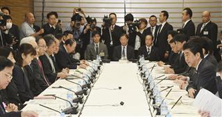 首相官邸で開かれた知的財産戦略本部・犯罪対策閣僚会議。手前右端はあいさつする安倍首相＝１３日午前