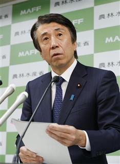 農水省内で「加計学園」の獣医学部新設計画に関連する文書が見つかったと発表する斎藤農水相=13日午前、農水省 農水省内で「加計学園」の獣医学部新設計画に関連する文書が見つかったと発表する斎藤農水相=13日午前、農水省