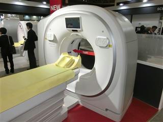 日立が発売したCTの新製品「シナリアビュー」=13日、横浜市西区 日立が発売したCTの新製品「シナリアビュー」=13日、横浜市西区